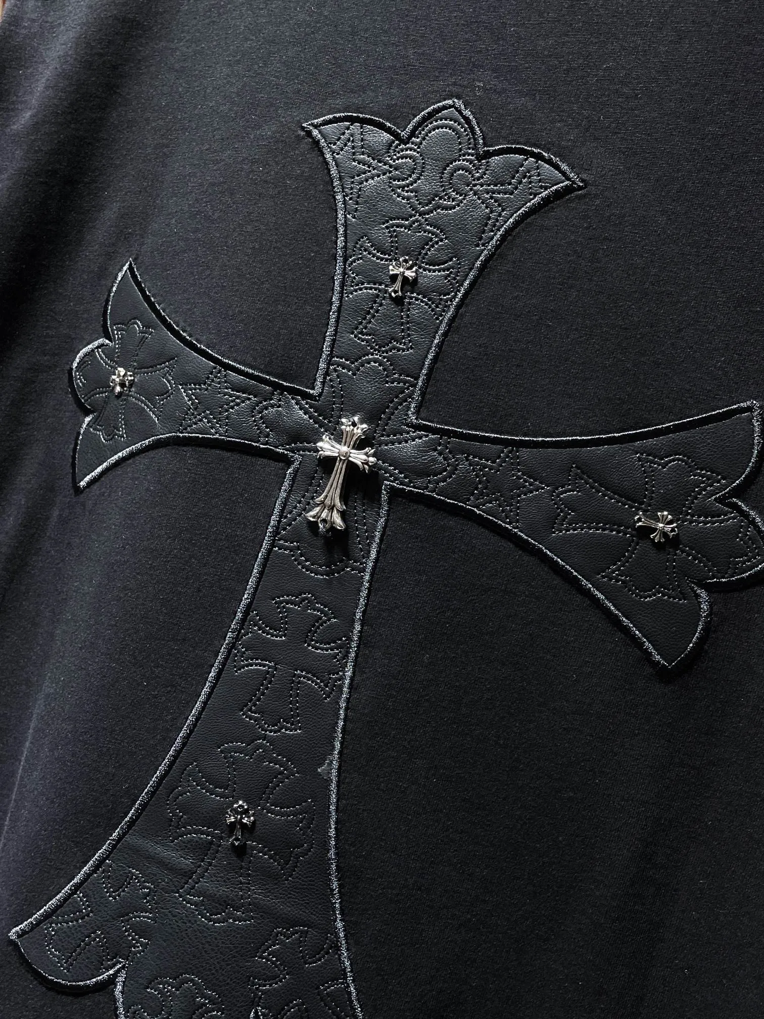 P170 New for summer Chrome Hearts 25ss High-weight, environmentally friendly and high-quality top fabric 260g~285g Chrome Hearts heavy-duty embroidered cross short sleeves Heavy-duty cross sheepskin 17-piece patchwork Customized silver-proof buckle Counter synchronization 1:1 replica version Recommended color: white Black Size: S, M, L, XL